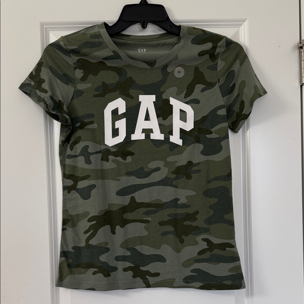 GAP Women's Green Camo Short Sleeve Tee
